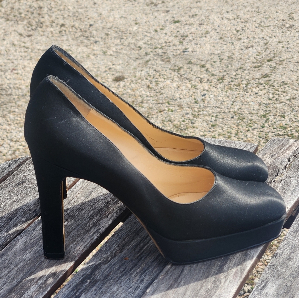 Vera Wang Satin Platform Pumps 7.5